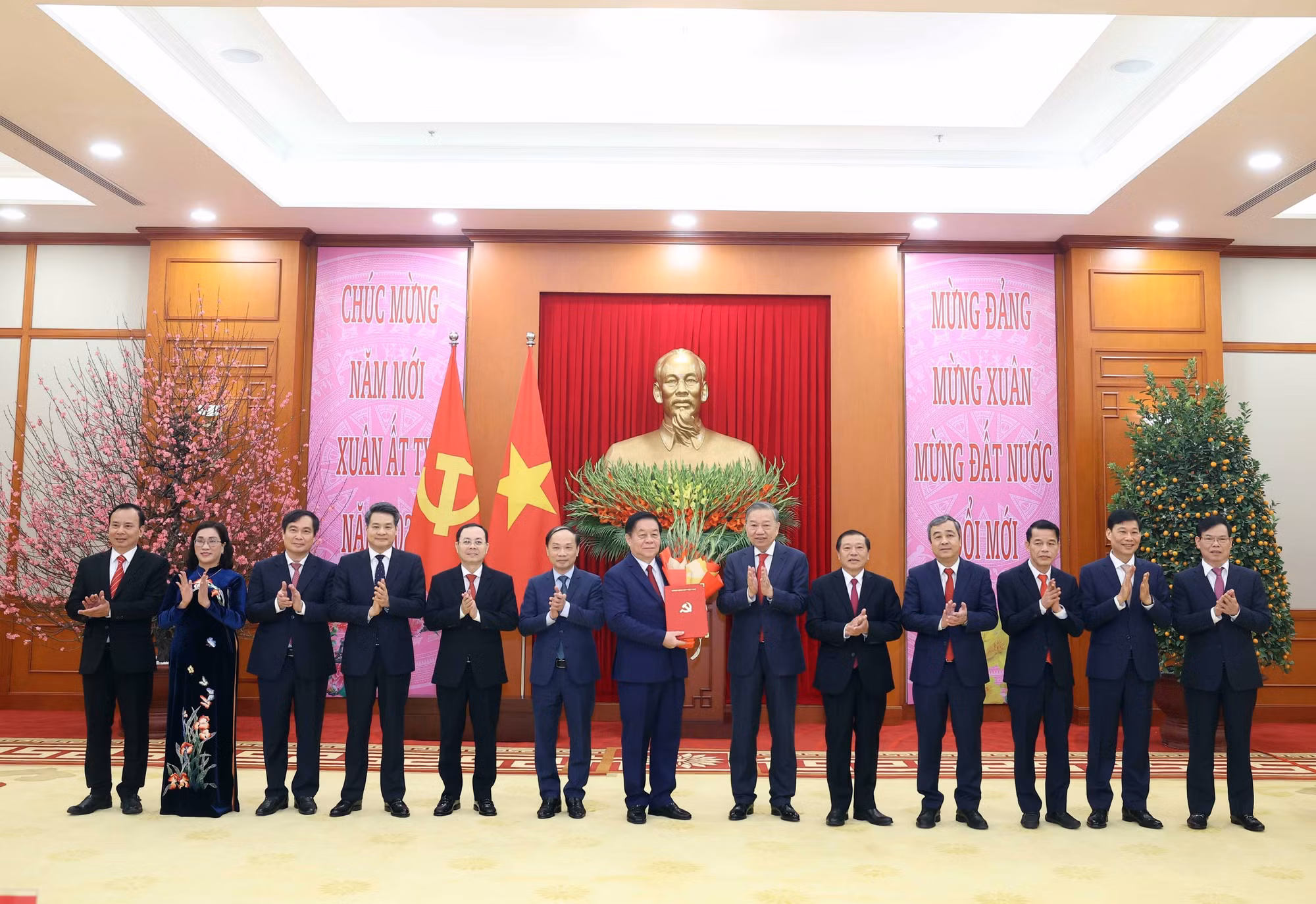 potal-tong-bi-thu-trao-quyet-dinh-thanh-lap-cac-dang-bo-truc-thuoc-trung-uong-7837020.jpg