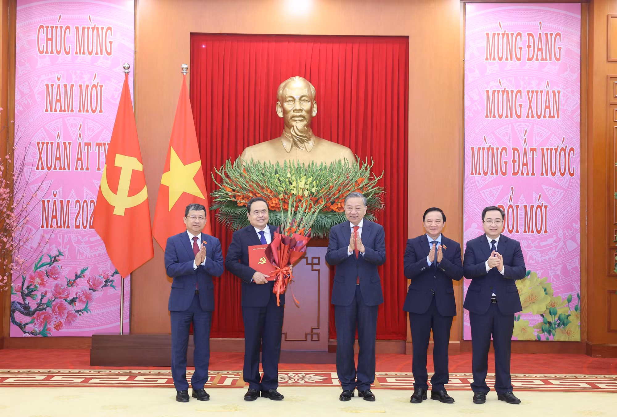 potal-tong-bi-thu-trao-quyet-dinh-thanh-lap-cac-dang-bo-truc-thuoc-trung-uong-7837010.jpg