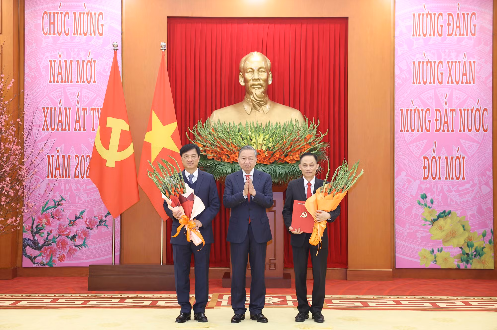 potal-tong-bi-thu-trao-quyet-dinh-thanh-lap-cac-dang-bo-truc-thuoc-trung-uong-7837011-1.jpg