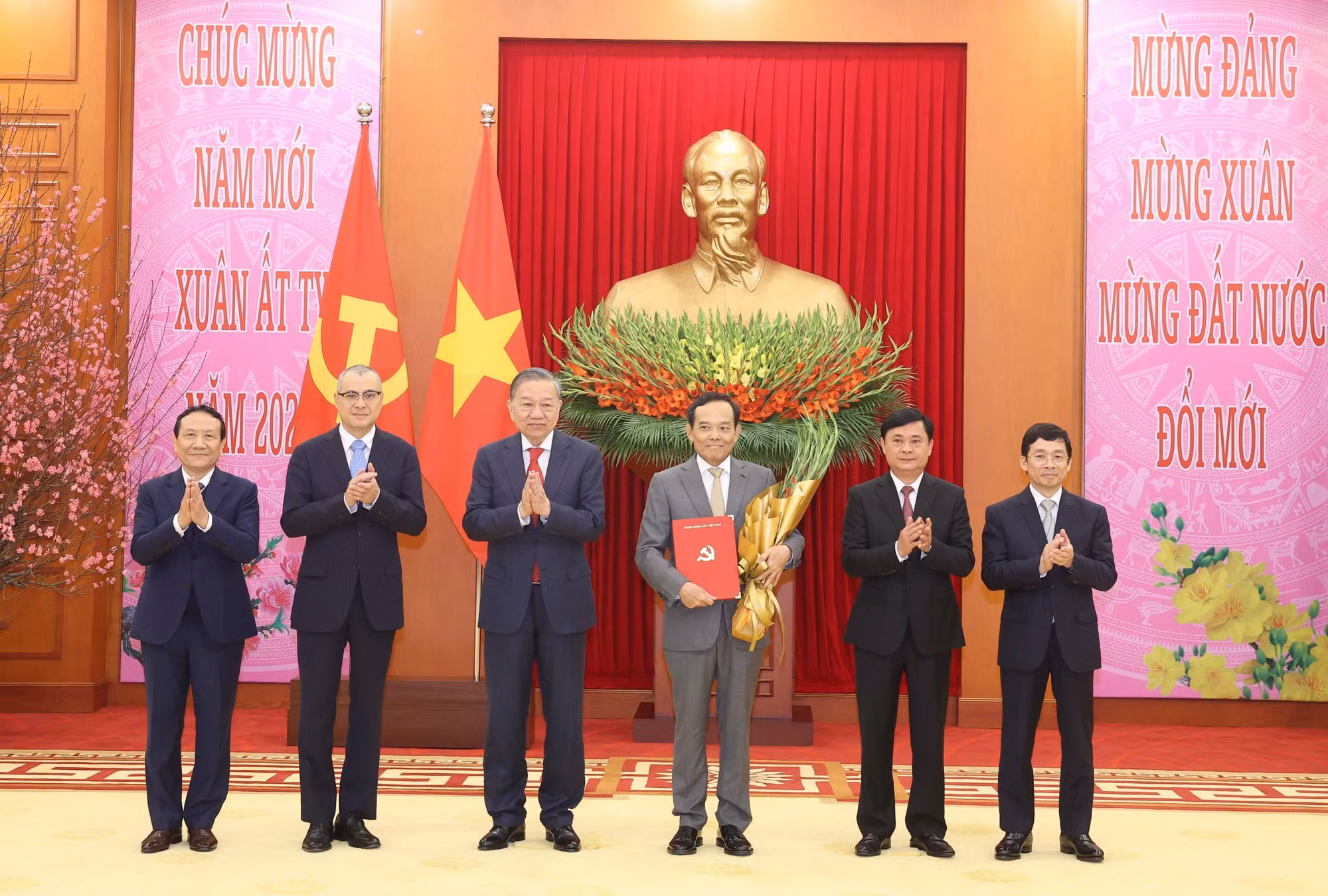 potal-tong-bi-thu-trao-quyet-dinh-thanh-lap-cac-dang-bo-truc-thuoc-trung-uong-7837012.jpg