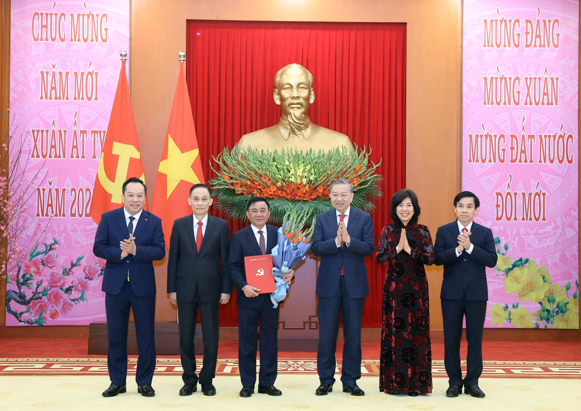 potal-tong-bi-thu-trao-quyet-dinh-thanh-lap-cac-dang-bo-truc-thuoc-trung-uong-7836995.jpg