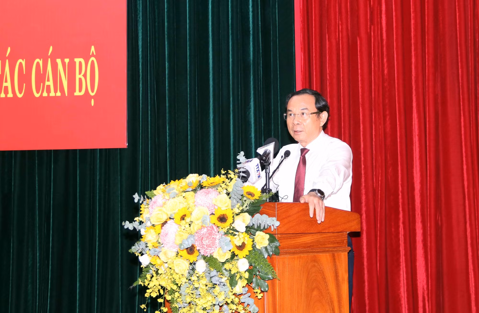 potal-thanh-pho-ho-chi-minh-trao-quyet-dinh-cua-bo-chinh-tri-ve-cong-tac-can-bo-7864506.jpg