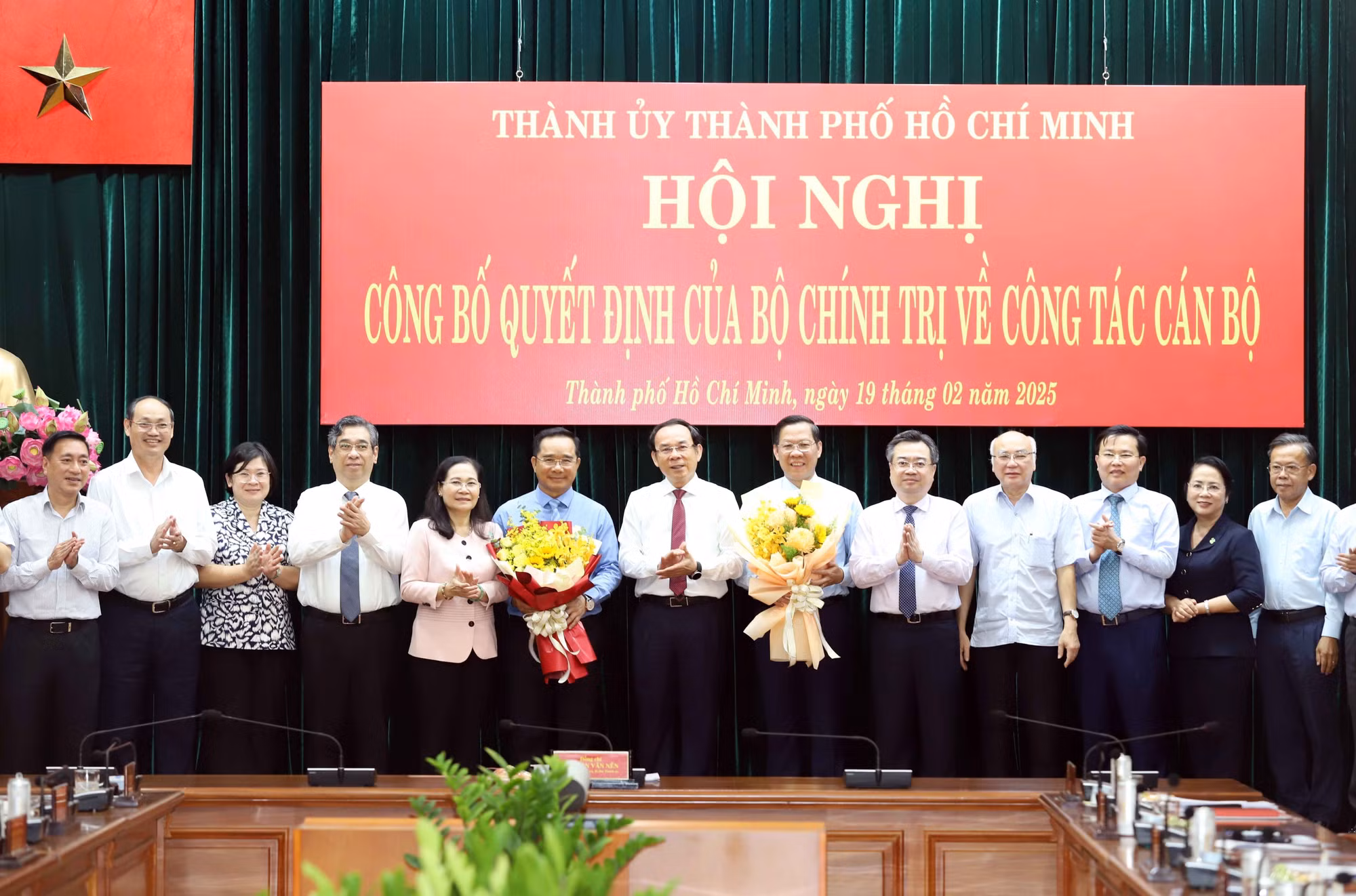potal-thanh-pho-ho-chi-minh-trao-quyet-dinh-cua-bo-chinh-tri-ve-cong-tac-can-bo-7864503.jpg