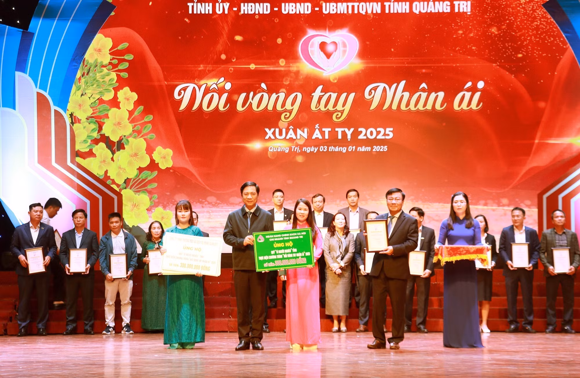 potal-noi-vong-tay-nhan-ai-ho-tro-170-ti-dong-cho-nguoi-ngheo-quang-tri-7789589.jpg