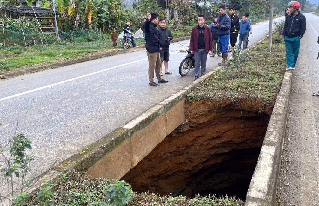 potal-ho-tu-than-tai-bac-kan-co-hien-tuong-sut-lun-sau-va-rong-hon-7942974.jpg