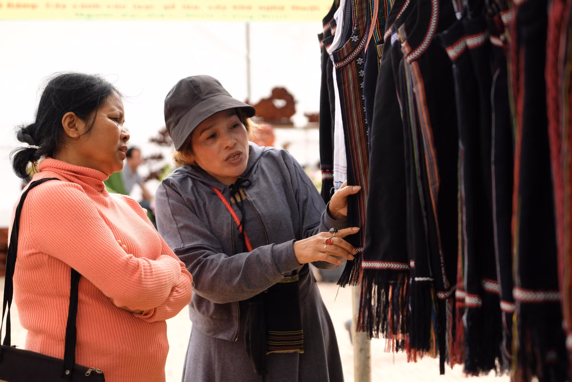 potal-bao-ton-trang-phuc-nguoi-kho-tren-manh-dat-di-linh-lam-dong-7837622-1.jpg