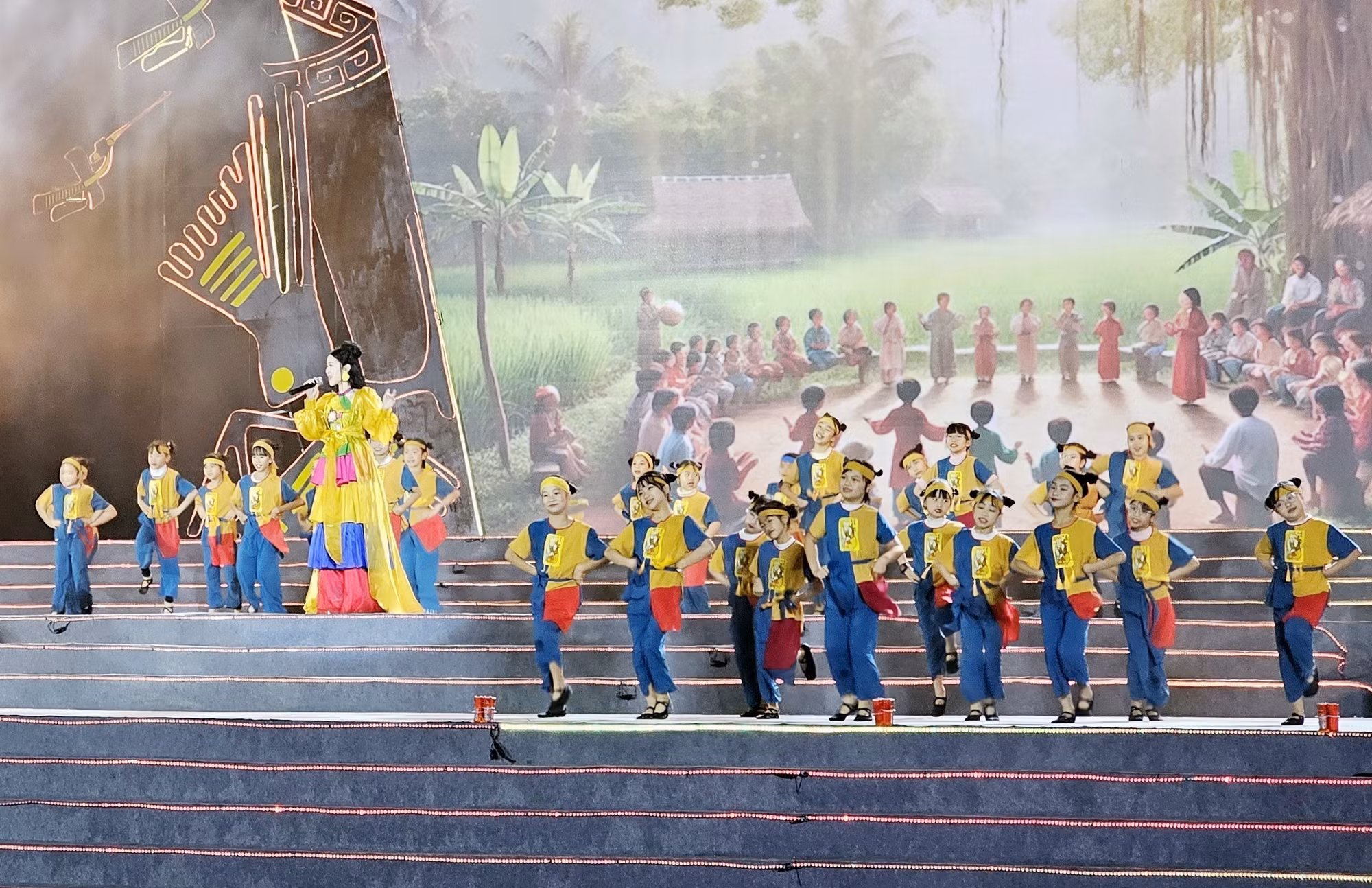 potal-gio-to-hung-vuong-2025-lung-linh-sac-mau-dem-nghe-thuat-am-vang-nguon-coi-7942557.jpg