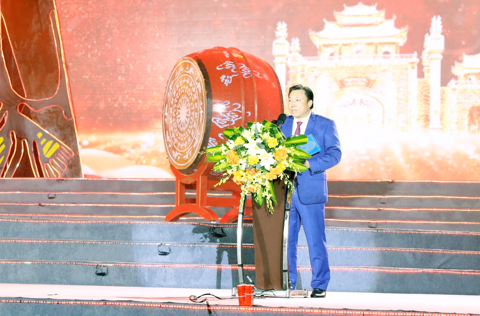 potal-gio-to-hung-vuong-2025-lung-linh-sac-mau-dem-nghe-thuat-am-vang-nguon-coi-7942569.jpg