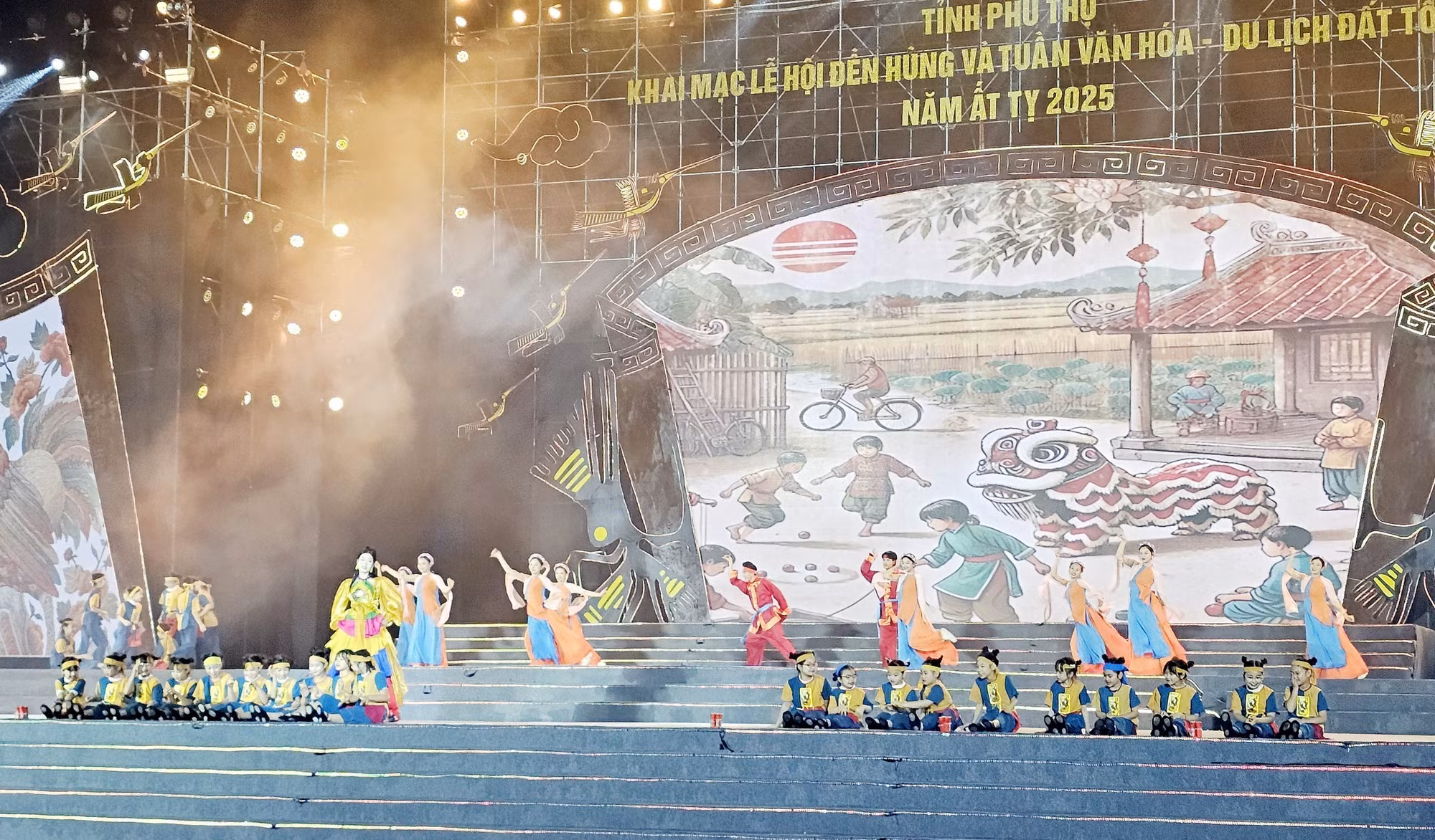 potal-gio-to-hung-vuong-2025-lung-linh-sac-mau-dem-nghe-thuat-am-vang-nguon-coi-7942562.jpg