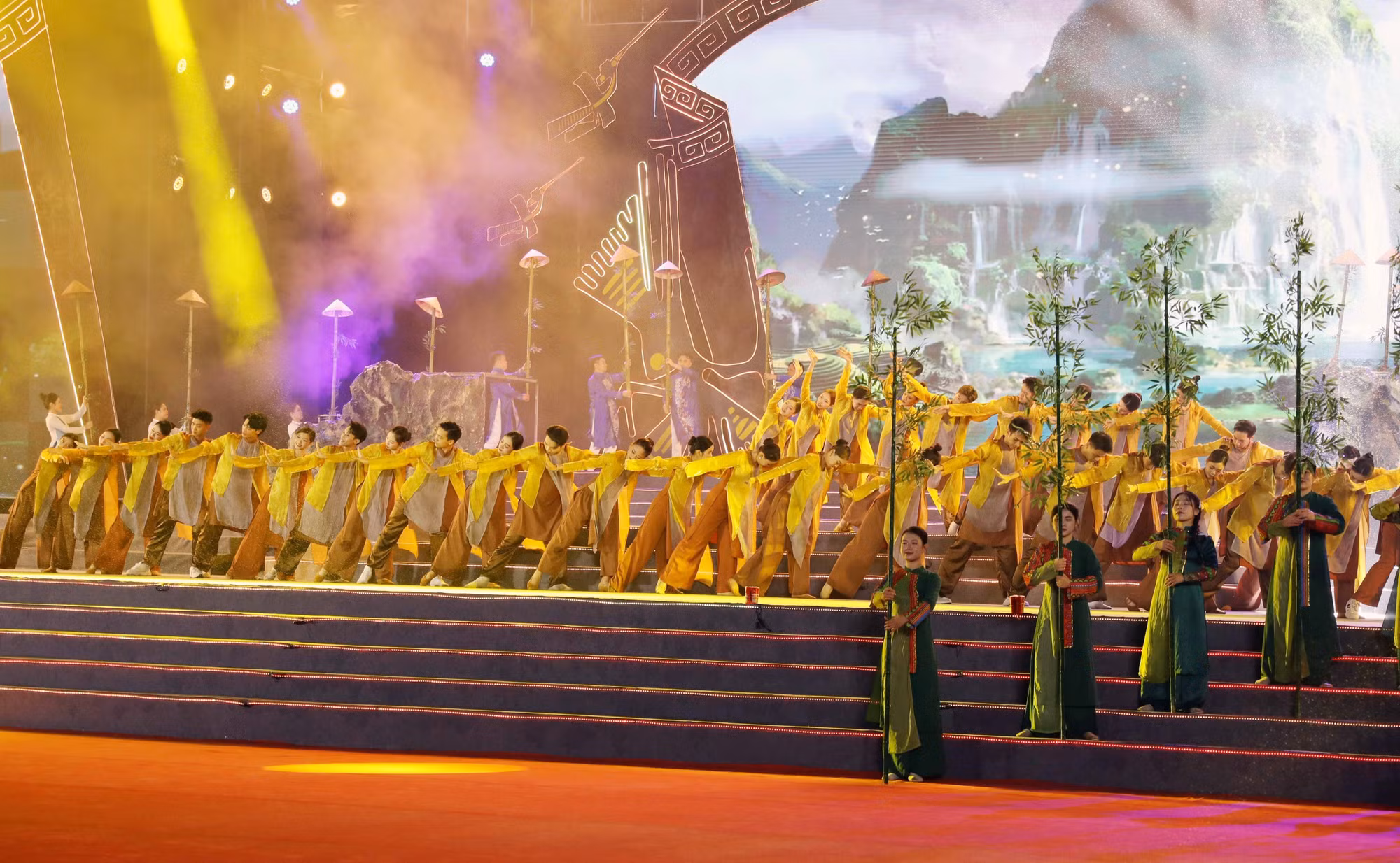 potal-gio-to-hung-vuong-2025-lung-linh-sac-mau-dem-nghe-thuat-am-vang-nguon-coi-7942566.jpg