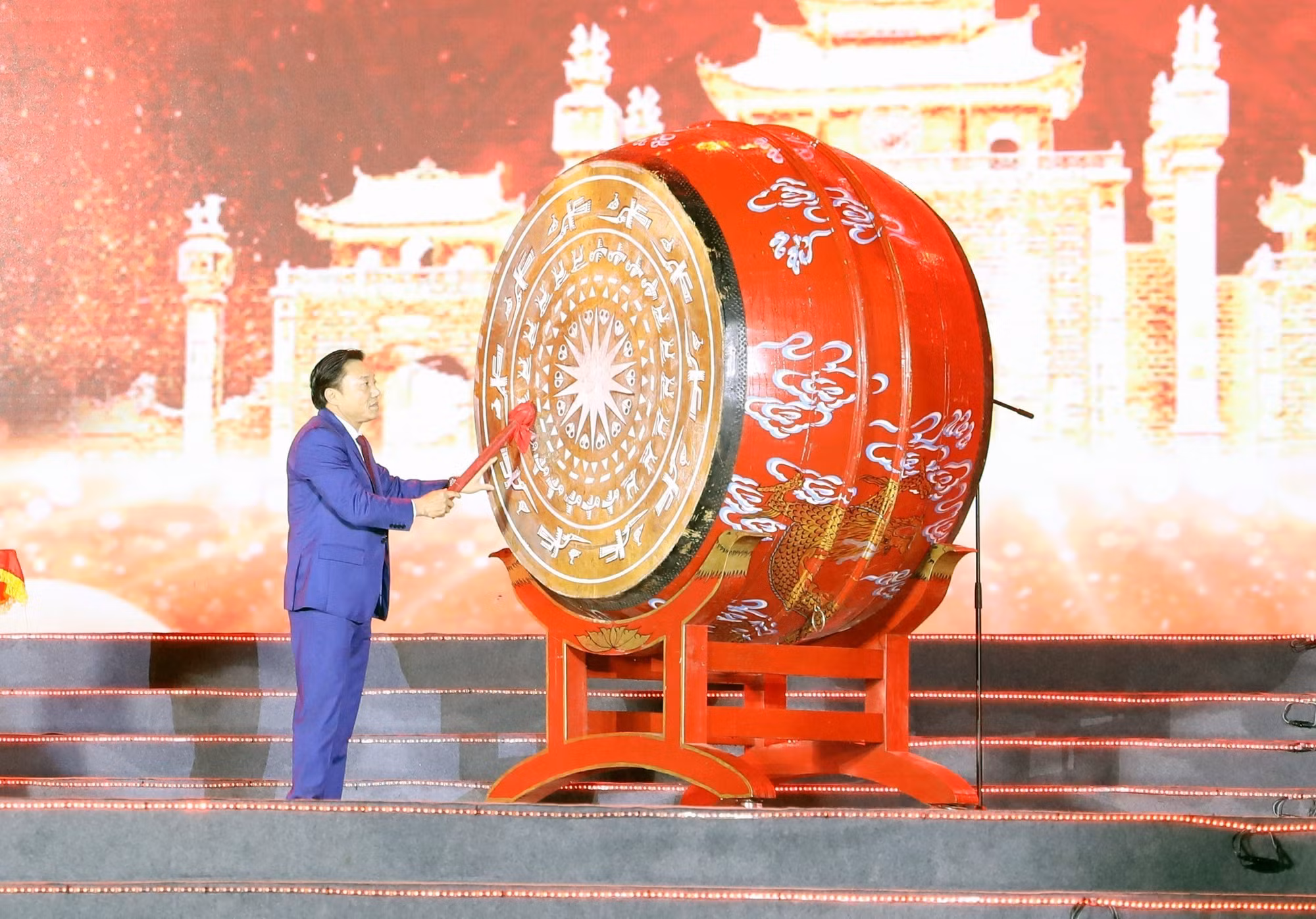 potal-gio-to-hung-vuong-2025-lung-linh-sac-mau-dem-nghe-thuat-am-vang-nguon-coi-7942567.jpg