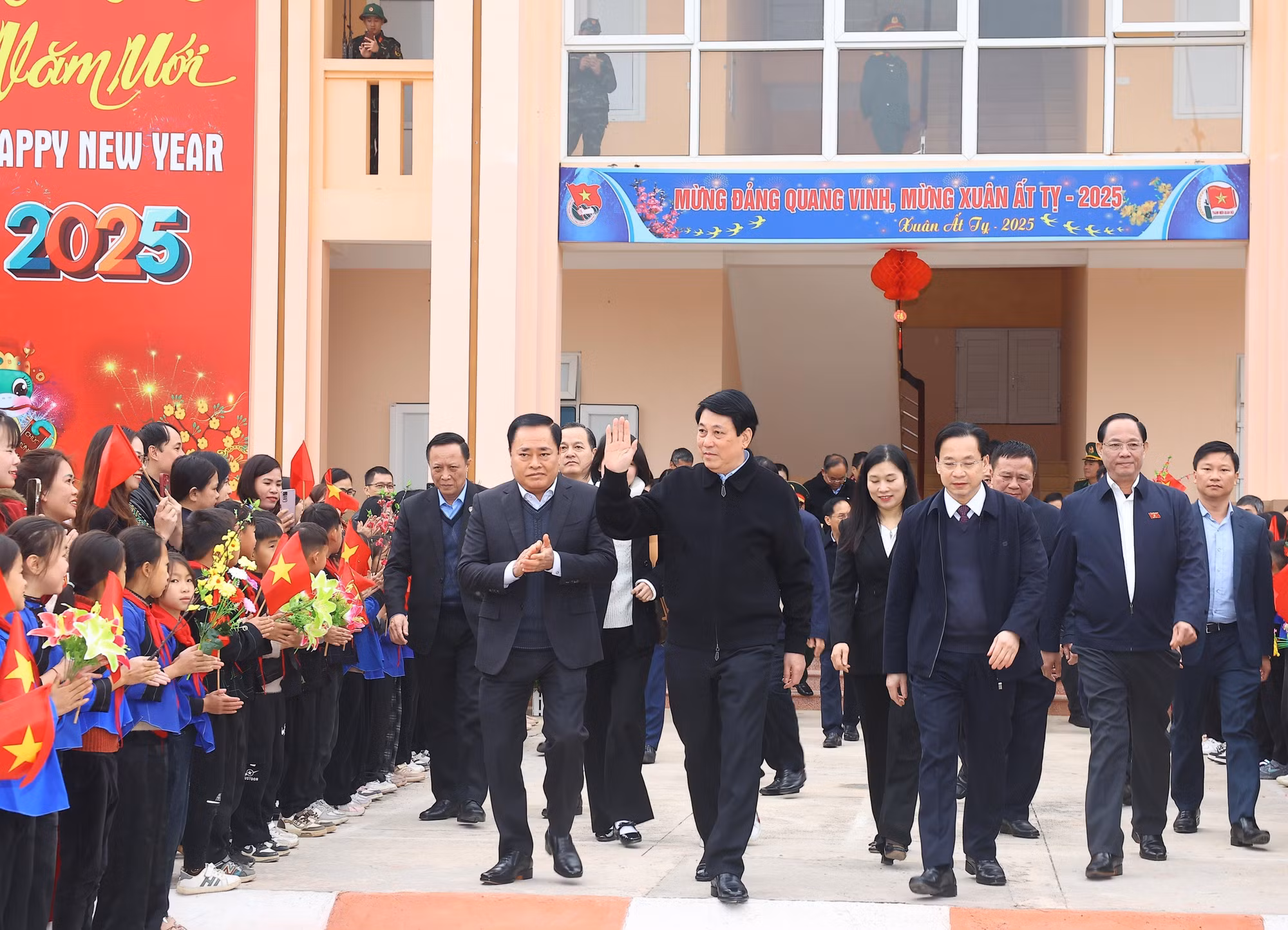 potal-chu-tich-nuoc-du-tet-trong-cay-doi-doi-nho-on-bac-ho-tai-tinh-lang-son-7840320.jpg