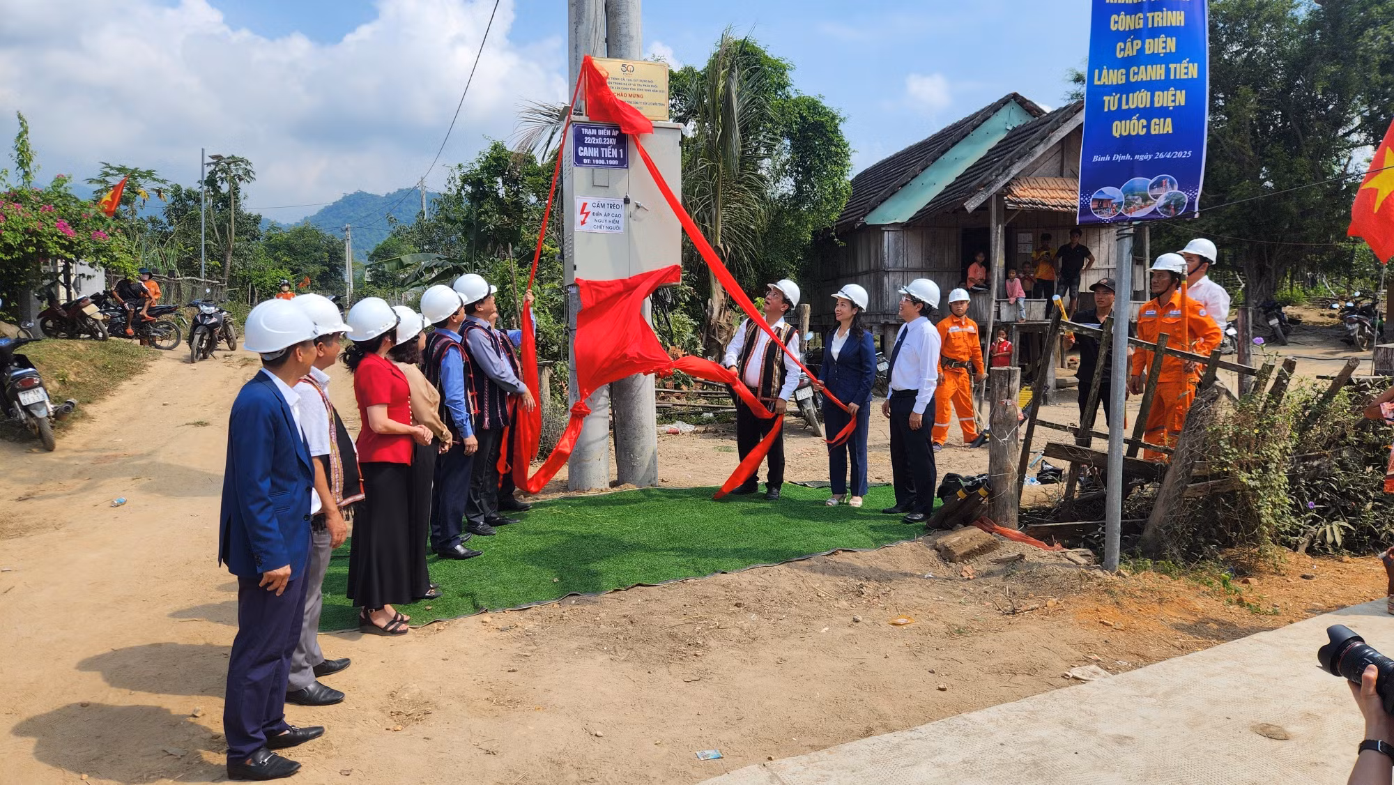 potal-binh-dinh-khanh-thanh-cong-trinh-cap-dien-lang-canh-tien-tu-luoi-dien-quoc-gia-7996807.jpg