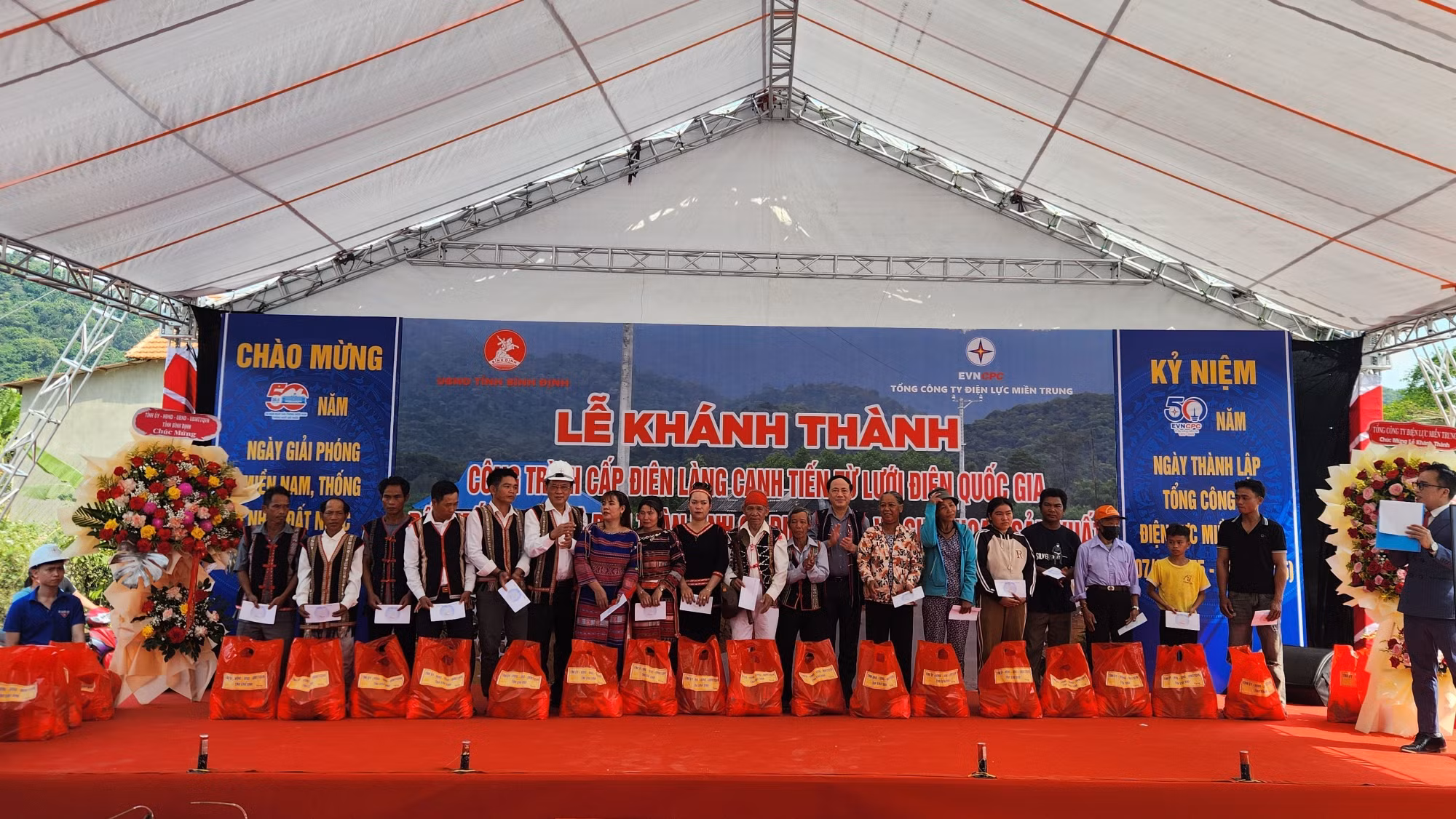 potal-binh-dinh-khanh-thanh-cong-trinh-cap-dien-lang-canh-tien-tu-luoi-dien-quoc-gia-7996812.jpg