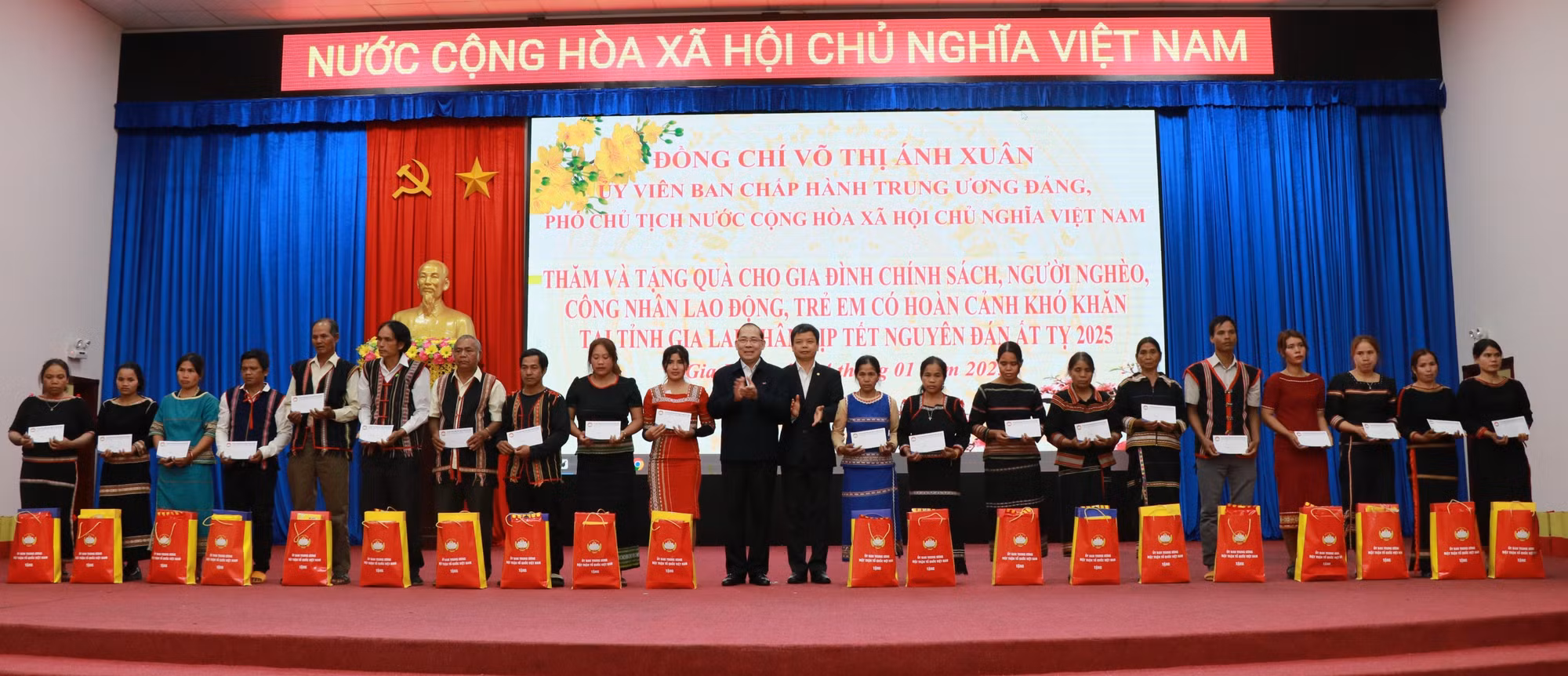 potal-pho-chu-tich-nuoc-vo-thi-anh-xuan-tham-chuc-tet-tai-gia-lai-7806975.jpg
