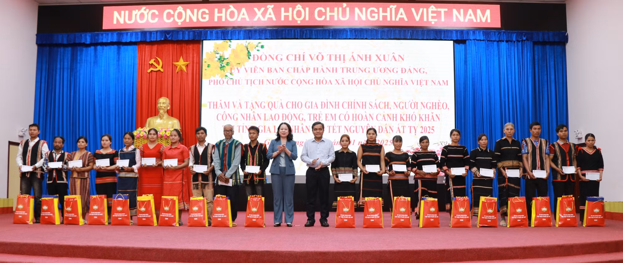 potal-pho-chu-tich-nuoc-vo-thi-anh-xuan-tham-chuc-tet-tai-gia-lai-7806979.jpg