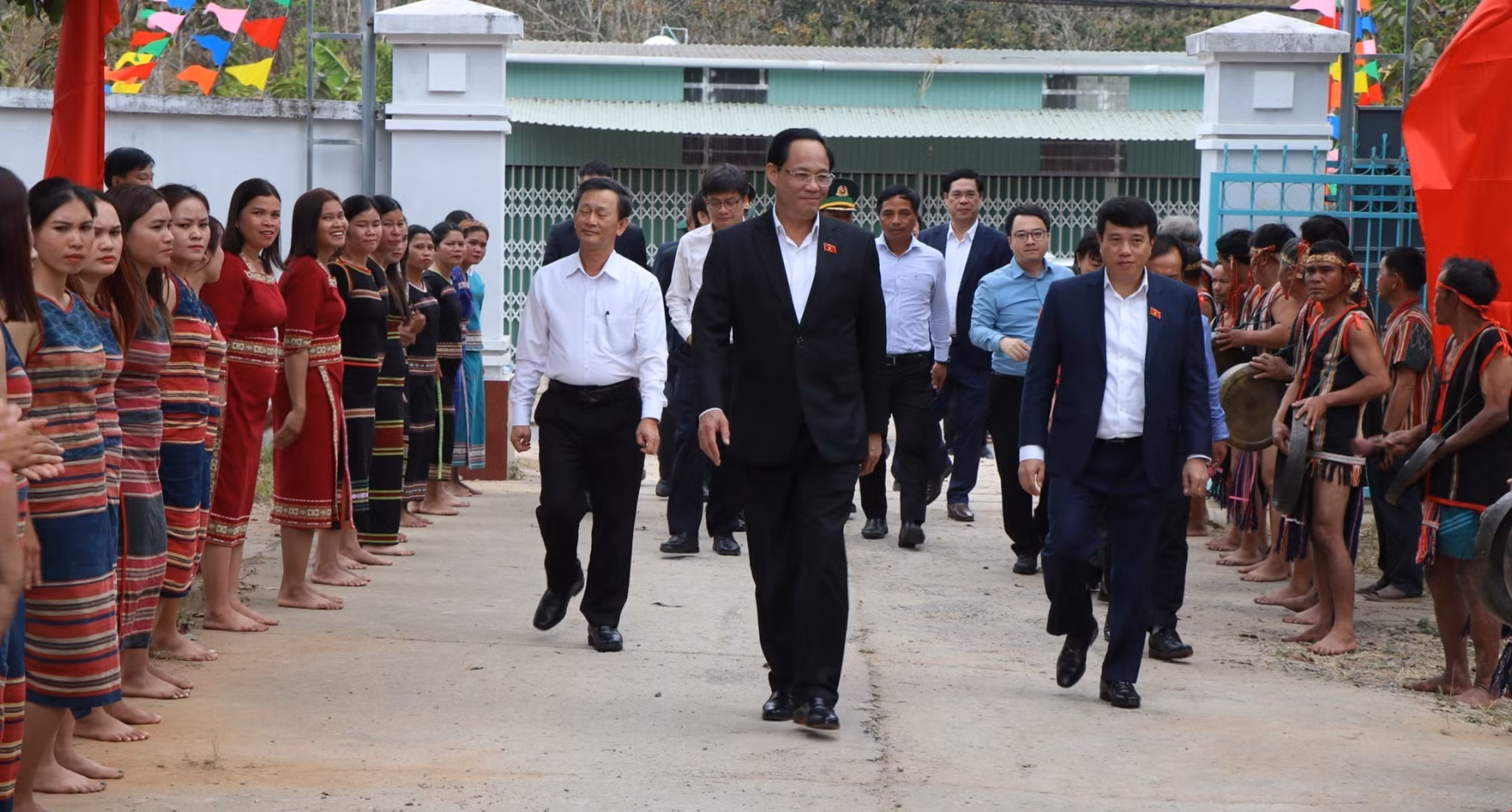 potal-pho-chu-tich-quoc-hoi-tran-quang-phuong-tham-chuc-tet-tai-kon-tum-7807109.jpg