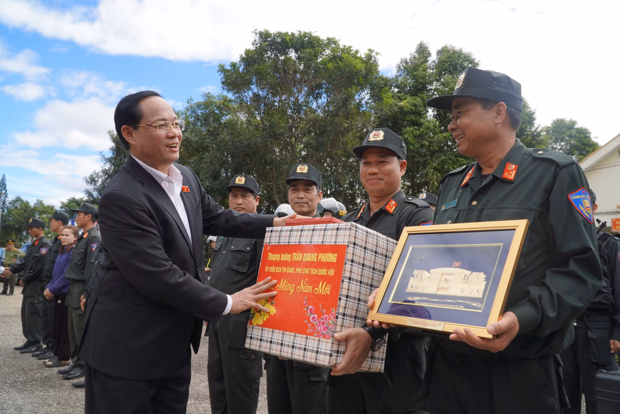 potal-pho-chu-tich-quoc-hoi-tran-quang-phuong-tham-chuc-tet-tai-kon-tum-7807107.jpg