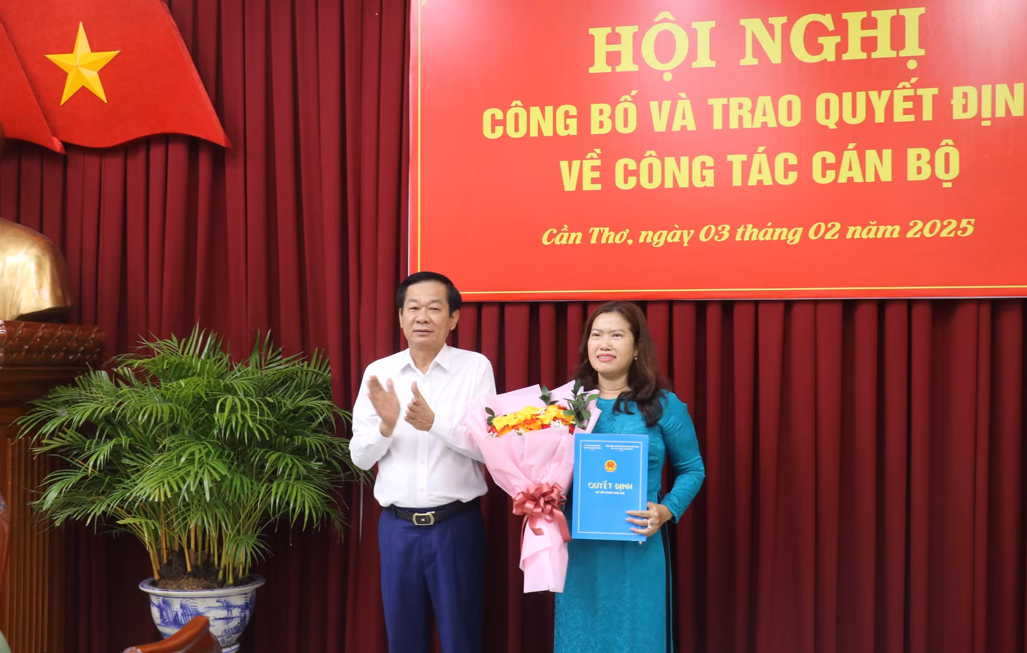 potal-trao-quyet-dinh-chuc-danh-pho-chu-tich-ubnd-thanh-pho-can-tho-7837053.jpg