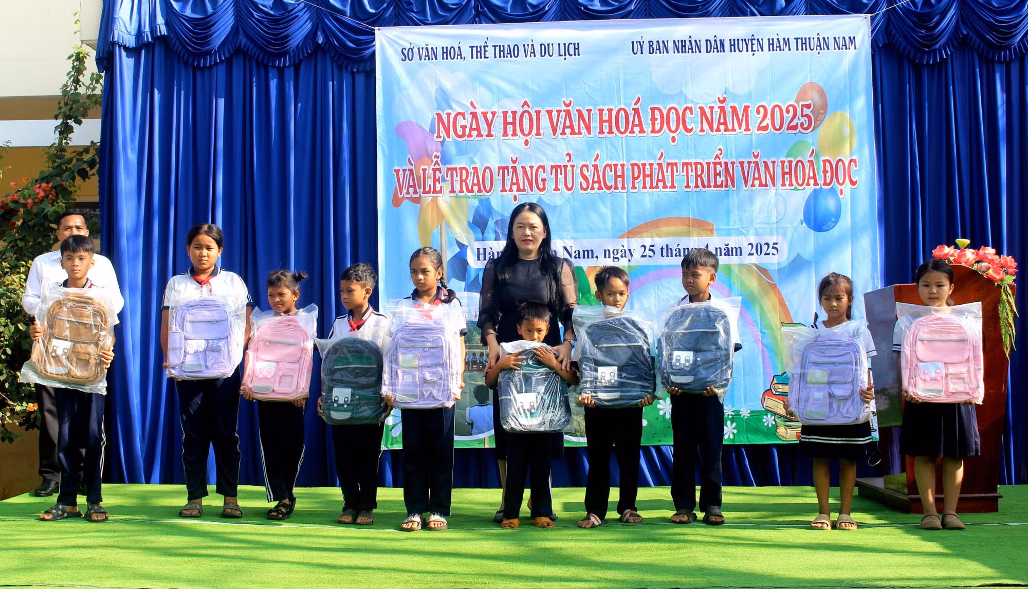 potal-binh-thuan-dua-van-hoa-doc-den-cac-xa-kho-khan-vung-dong-bao-dan-toc-thieu-so-7994585-2.jpg