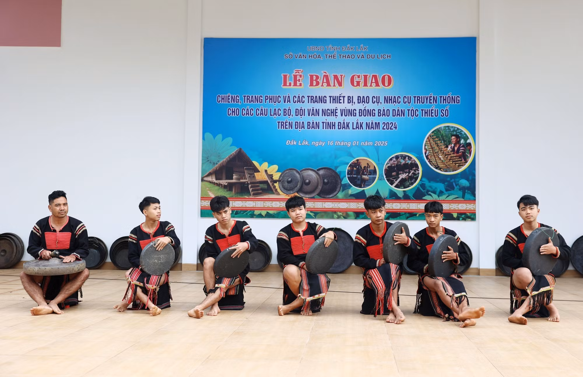 potal-dak-lak-le-ban-giao-trang-phuc-va-cac-nhac-cu-truyen-thong-cho-cac-clb-doi-van-nghe-vung-dong-bao-dan-toc-thieu-so-7810153.jpg