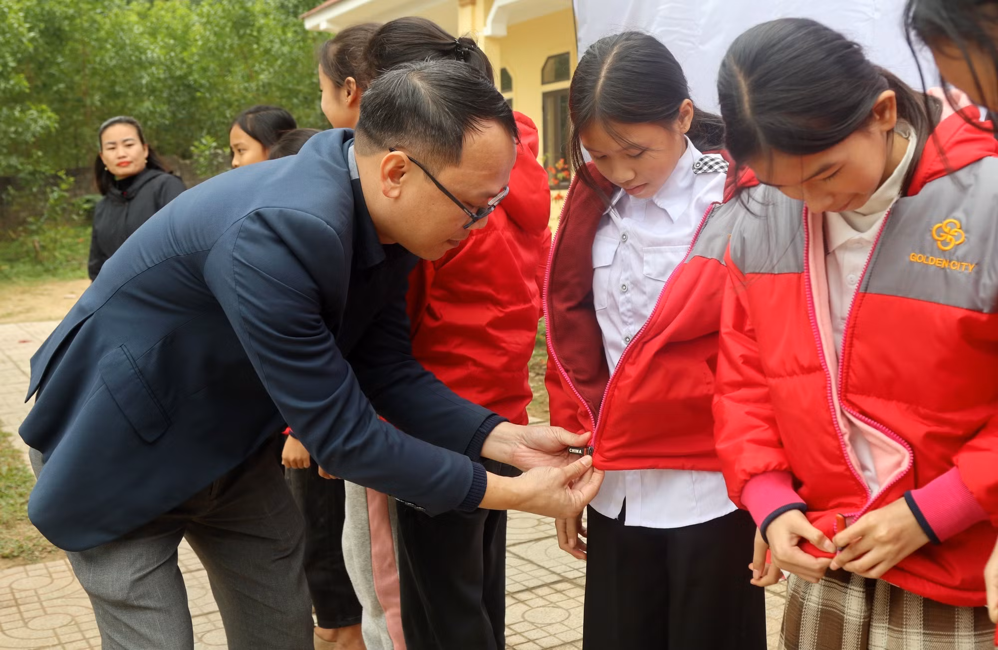 potal-mang-mua-dong-am-toi-tre-em-ngheo-mien-nui-nghe-an-7784461.jpg