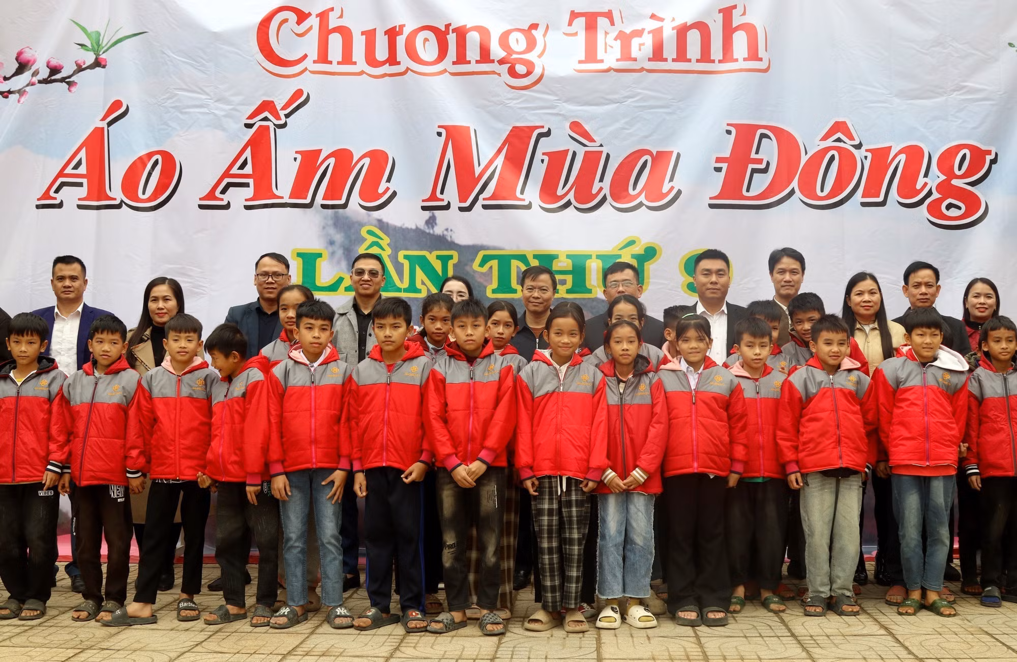 potal-mang-mua-dong-am-toi-tre-em-ngheo-mien-nui-nghe-an-7784465.jpg