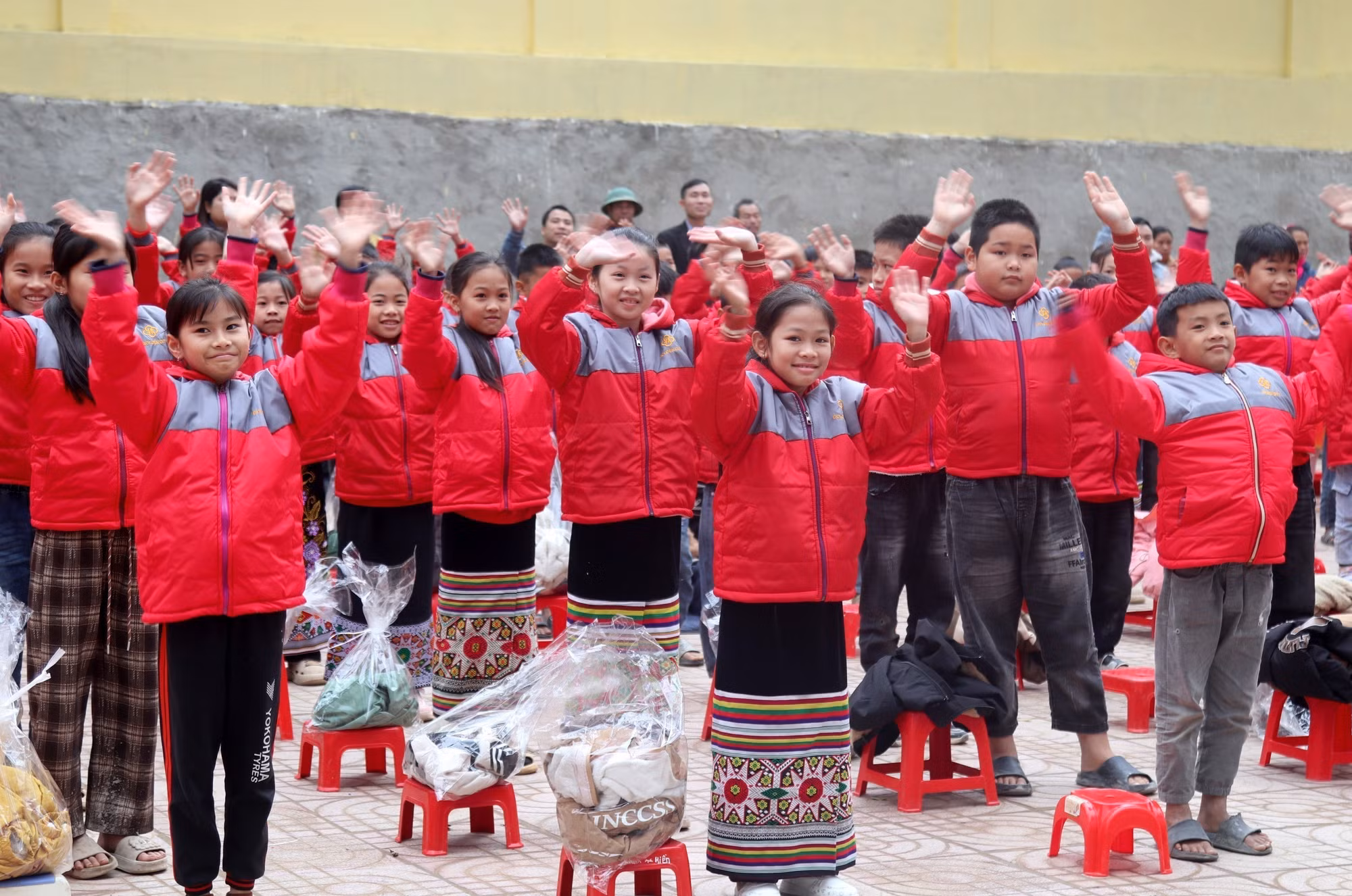 potal-mang-mua-dong-am-toi-tre-em-ngheo-mien-nui-nghe-an-7784458.jpg