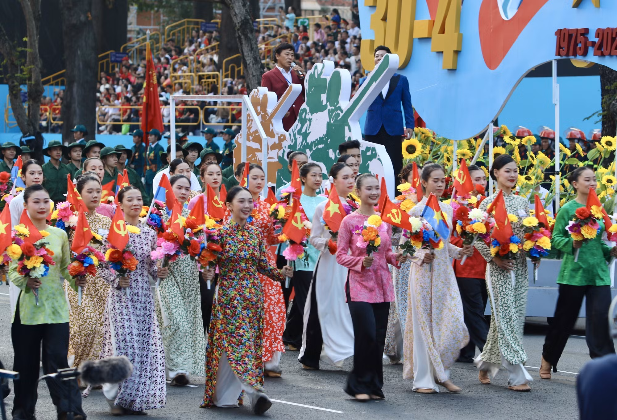 potal-tong-duyet-le-dieu-binh-dieu-hanh-ky-niem-50-nam-ngay-giai-phong-mien-nam-thong-nhat-dat-nuoc-7998274.jpg