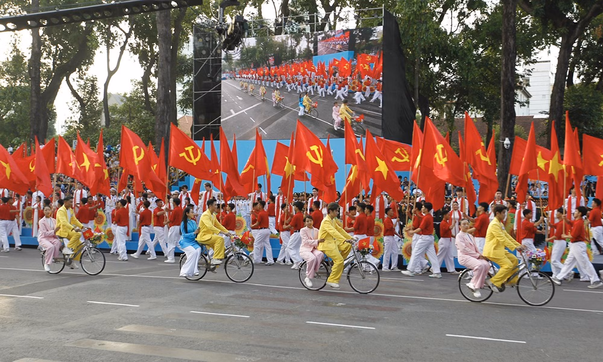 potal-tong-duyet-dieu-binh-dieu-hanh-ky-niem-50-nam-giai-phong-mien-nam-thong-nhat-dat-nuoc-7998304.jpg