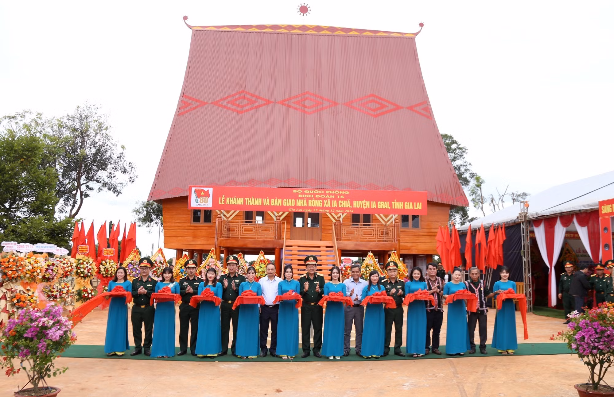 potal-gia-lai-dan-lang-ia-chia-vui-mung-co-nha-rong-moi-7775375.jpg