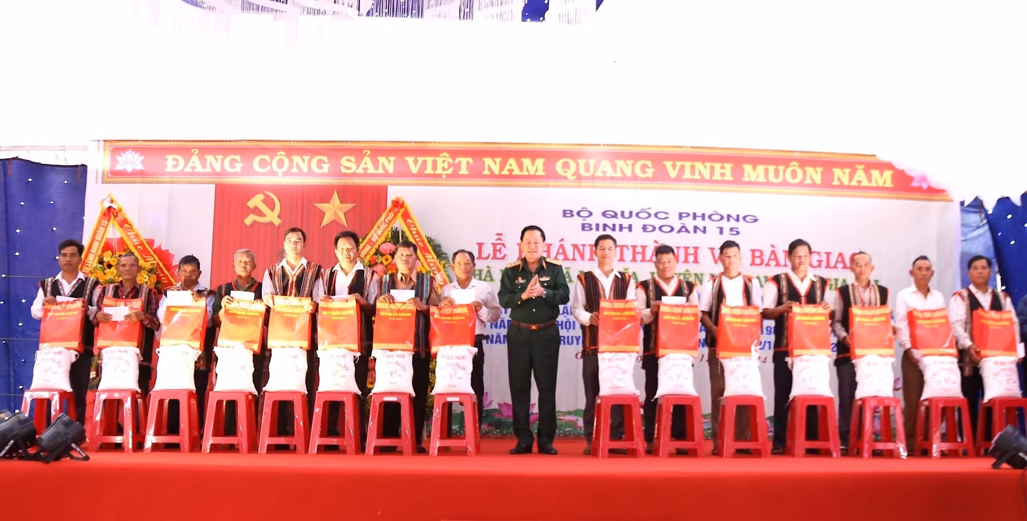 potal-gia-lai-dan-lang-ia-chia-vui-mung-co-nha-rong-moi-7775366.jpg