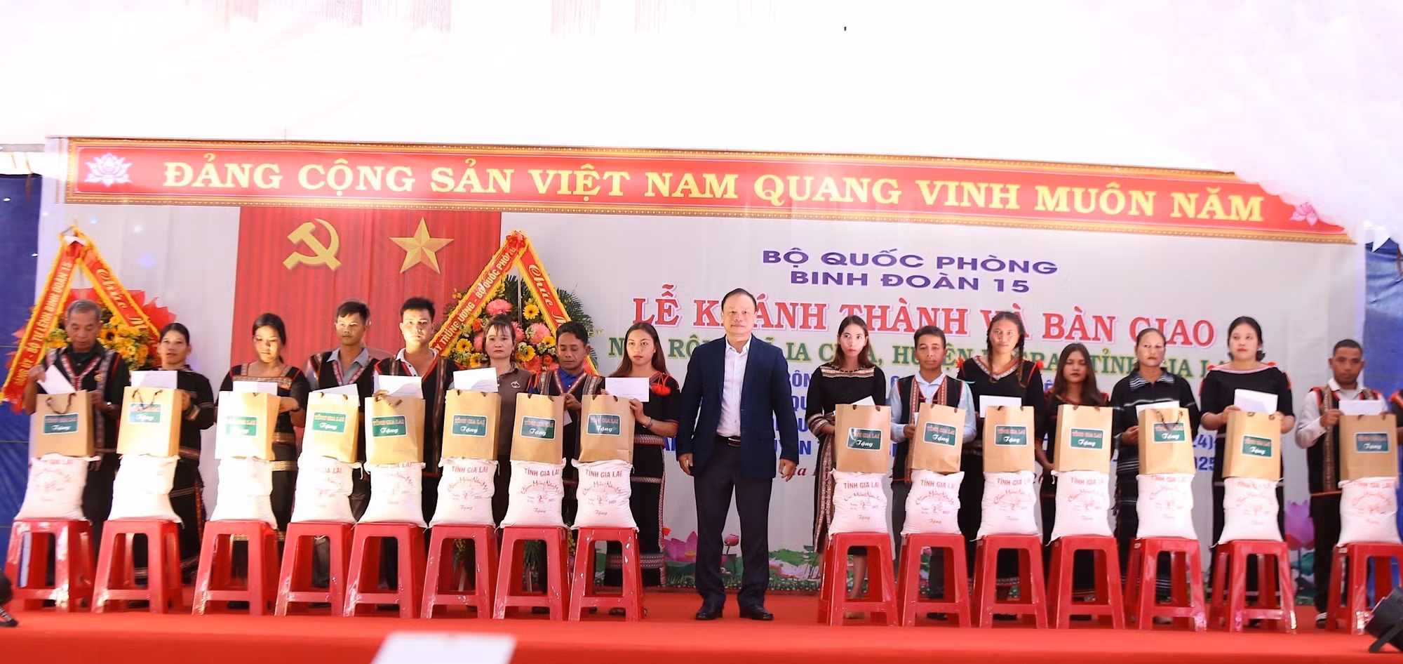 potal-gia-lai-dan-lang-ia-chia-vui-mung-co-nha-rong-moi-7775374.jpg
