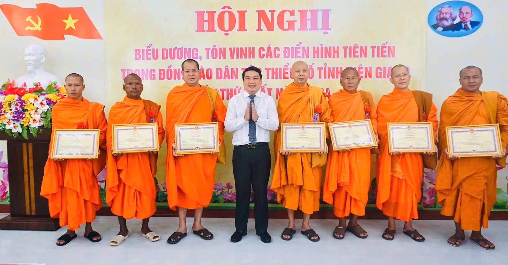 potal-kien-giang-bieu-duong-guong-nguoi-co-uy-tin-trong-dong-bao-dan-toc-thieu-so-7771383.jpg