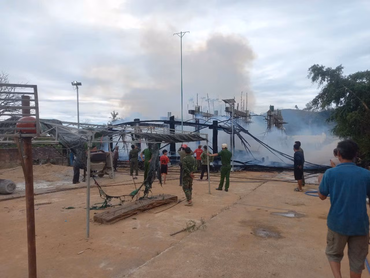 potal-kon-tum-nha-rong-bat-ngo-boc-chay-du-doi-7773412.jpg