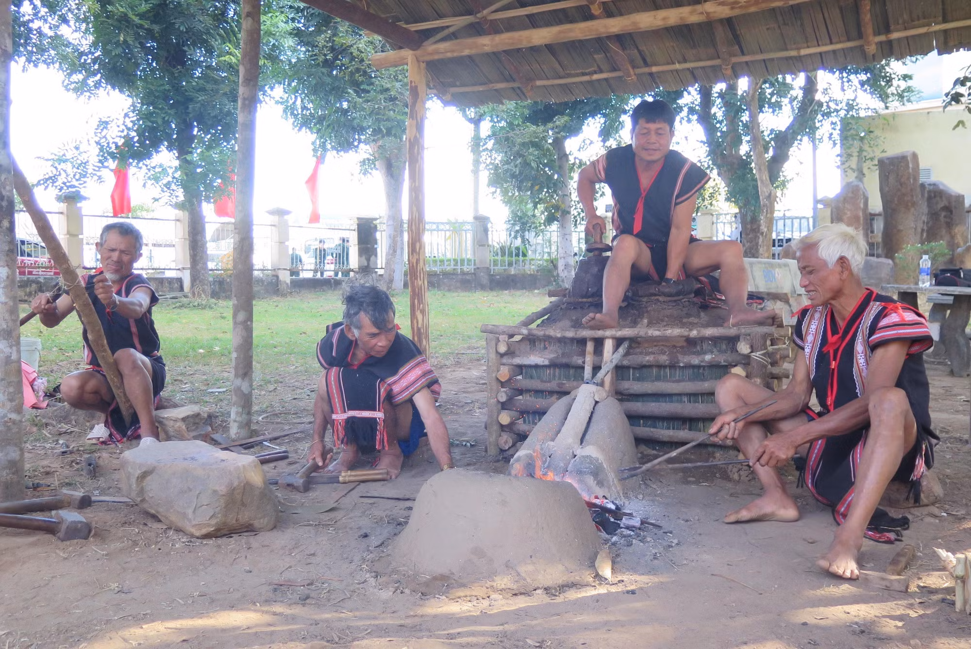 potal-trinh-dien-trung-bay-nghe-thu-cong-truyen-thong-cua-cac-dan-toc-thieu-so-kon-tum-7777008.jpg