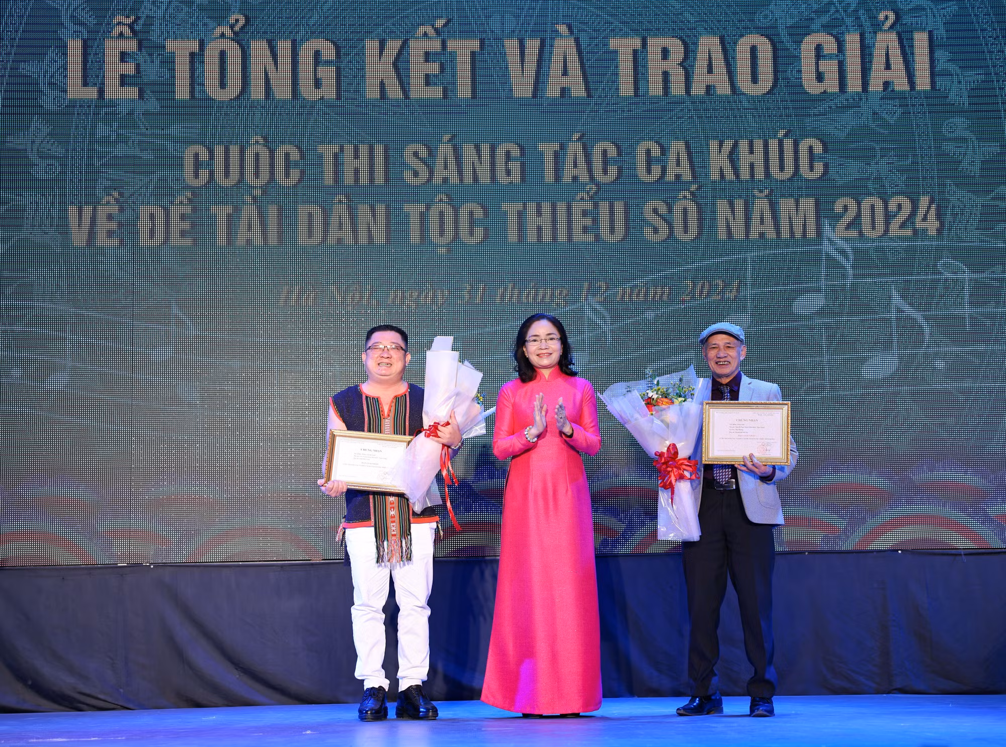 potal-trao-giai-cuoc-thi-sang-tac-ca-khuc-ve-de-tai-dan-toc-thieu-so-nam-2024-7783753.jpg