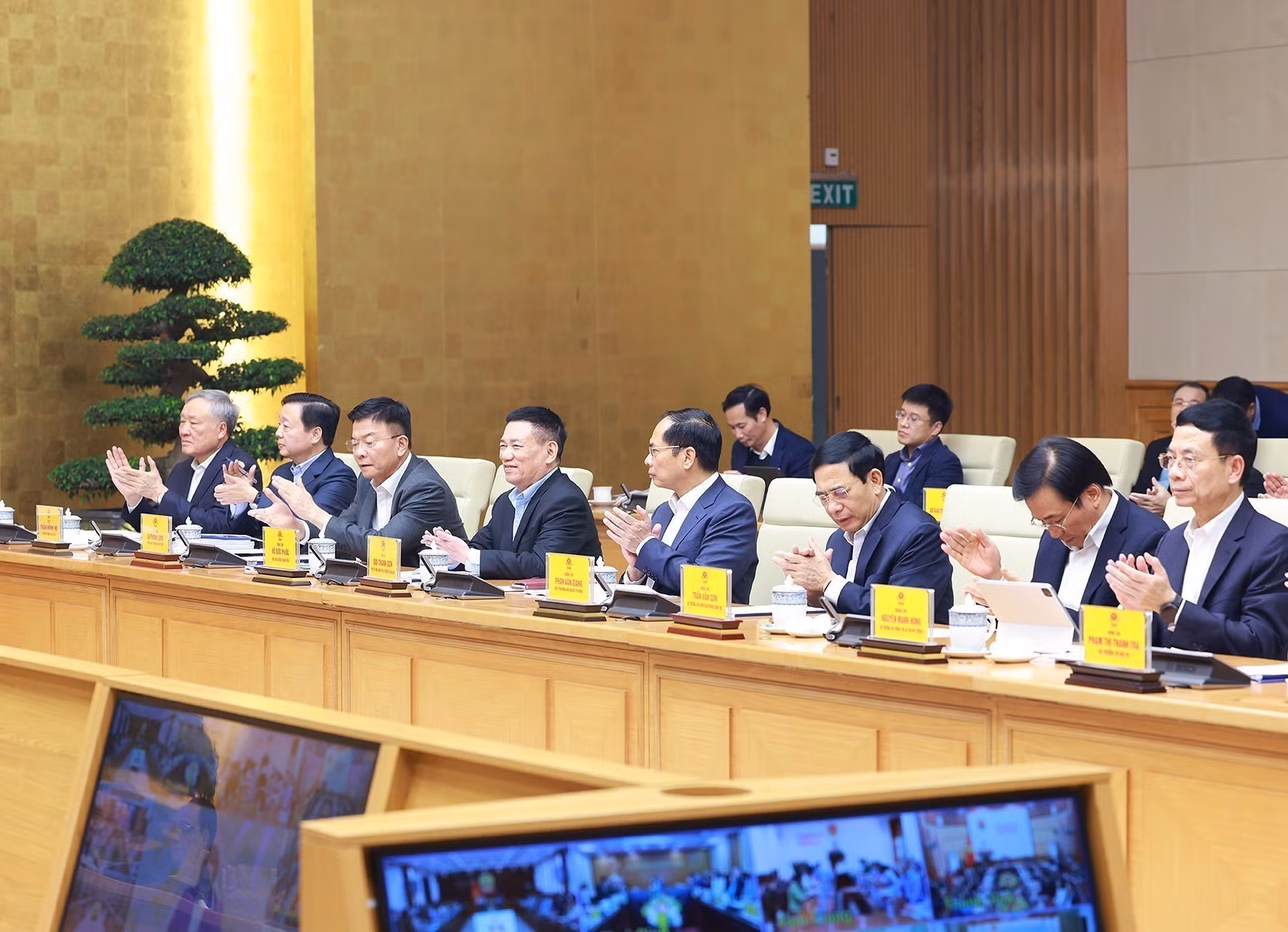 potal-thu-tuong-va-chu-tich-quoc-hoi-dong-chu-tri-hoi-nghi-trien-khai-nghi-quyet-duoc-thong-qua-tai-ky-hop-thu-tam-quoc-hoi-khoa-xv-7775182.jpg