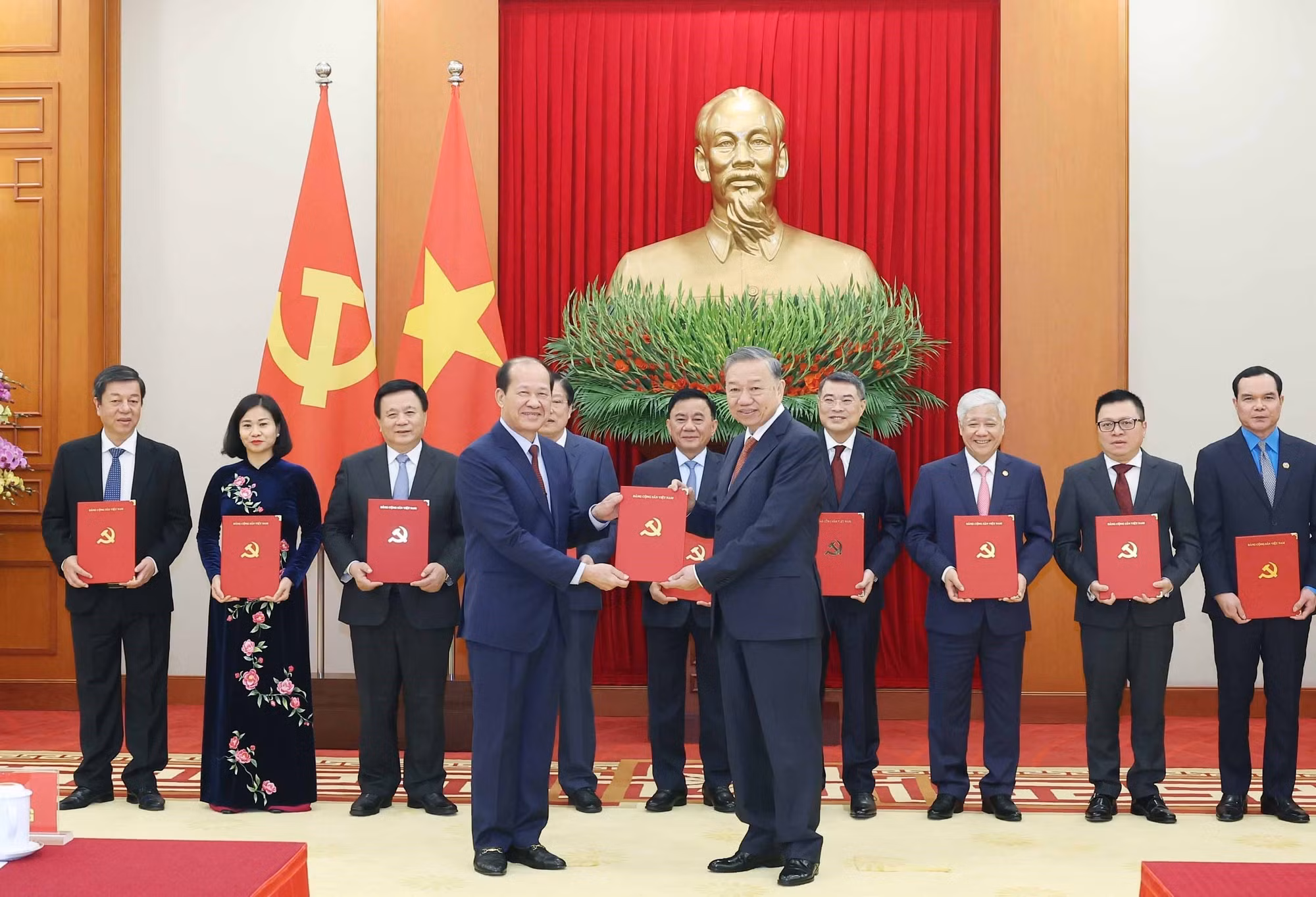 potal-hoi-nghi-cong-bo-quyet-dinh-cua-bo-chinh-tri-ve-chuc-nang-nhiem-vu-cua-13-co-quan-don-vi-7782120.jpg