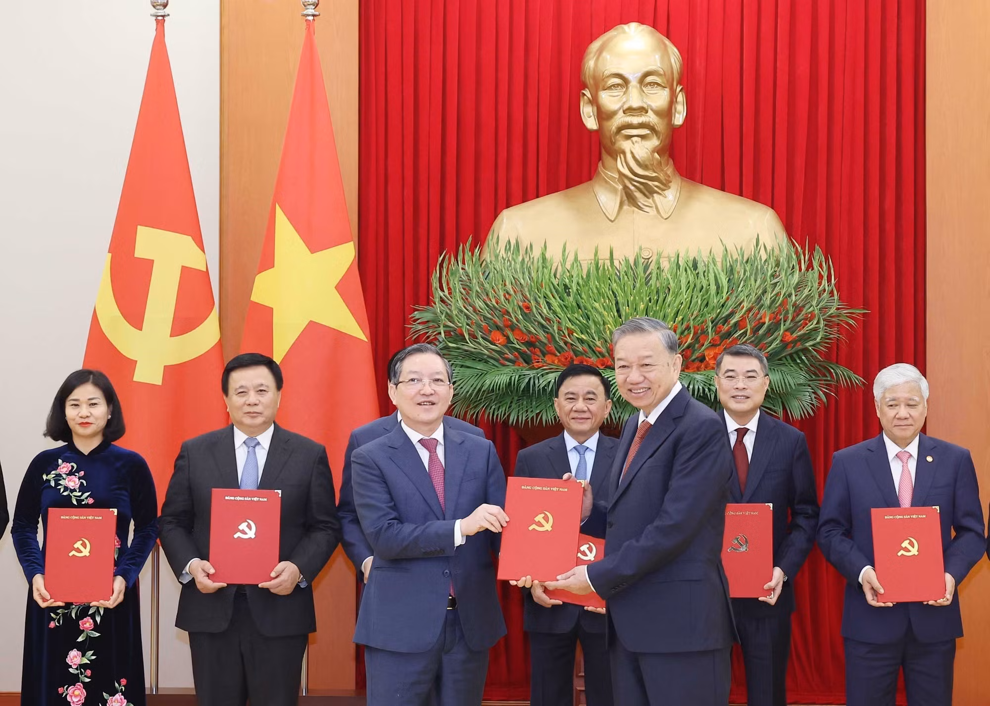 potal-hoi-nghi-cong-bo-quyet-dinh-cua-bo-chinh-tri-ve-chuc-nang-nhiem-vu-cua-13-co-quan-don-vi-7782108.jpg