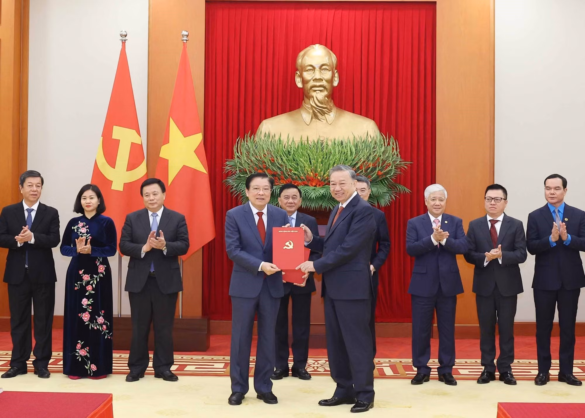 potal-hoi-nghi-cong-bo-quyet-dinh-cua-bo-chinh-tri-ve-chuc-nang-nhiem-vu-cua-13-co-quan-don-vi-7782094.jpg