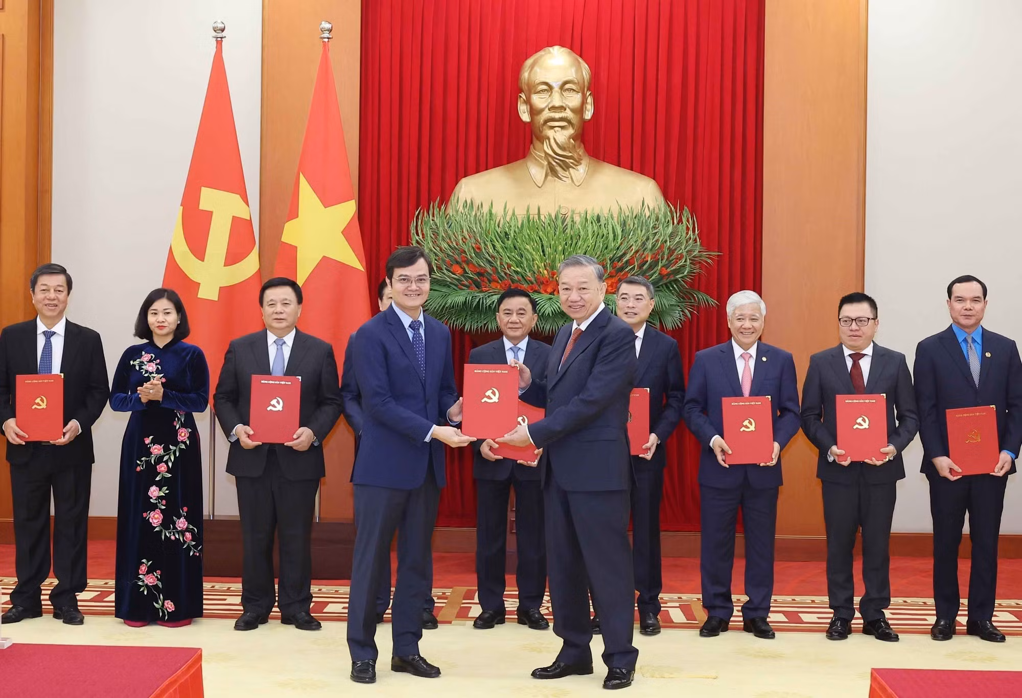 potal-hoi-nghi-cong-bo-quyet-dinh-cua-bo-chinh-tri-ve-chuc-nang-nhiem-vu-cua-13-co-quan-don-vi-7782125.jpg