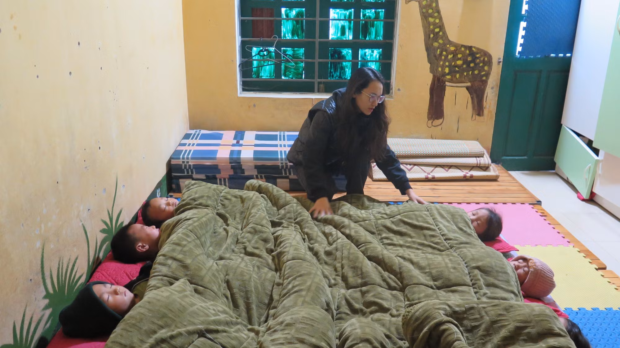 Chăn, đệm, quạt sưởi chống rét cho học sinh đã được bổ sung đầy đủ tại Điểm trường Chu Lìn 1, Trường Mầm non Trung Chải, thị xã Sa Pa, tỉnh Lào Cai. Ảnh: Hương Thu - TTXVN