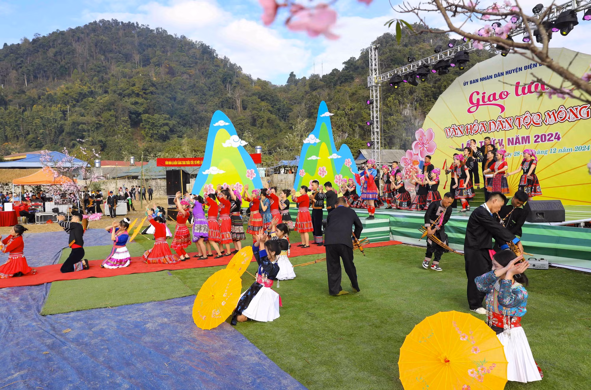 potal-soi-noi-ngay-hoi-van-hoa-dan-toc-mong-o-vung-bien-gioi-dien-bien-7780939.jpg