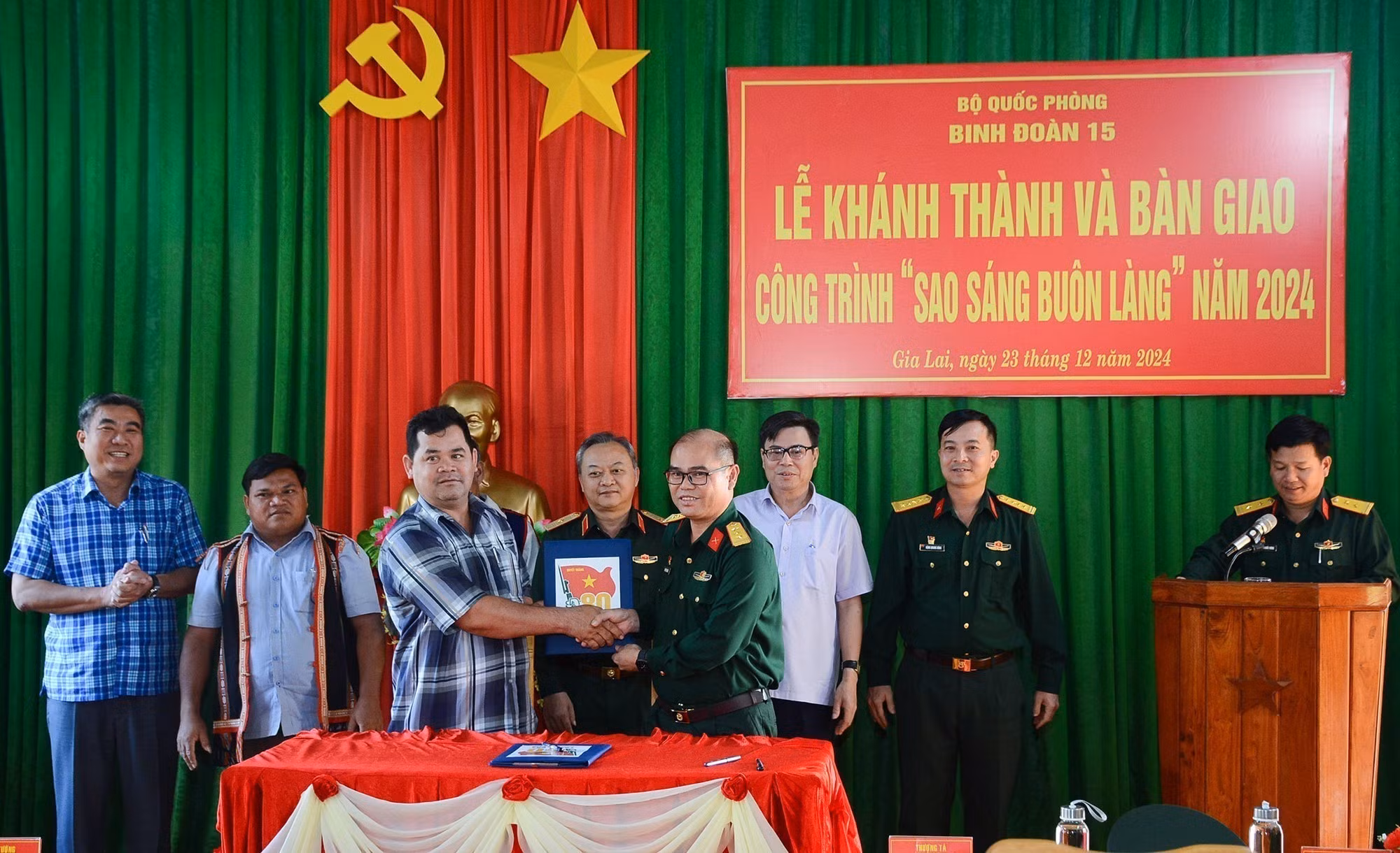 potal-cong-trinh-sao-sang-buon-lang-thap-sang-vung-bien-tai-gia-lai-7776941.jpg