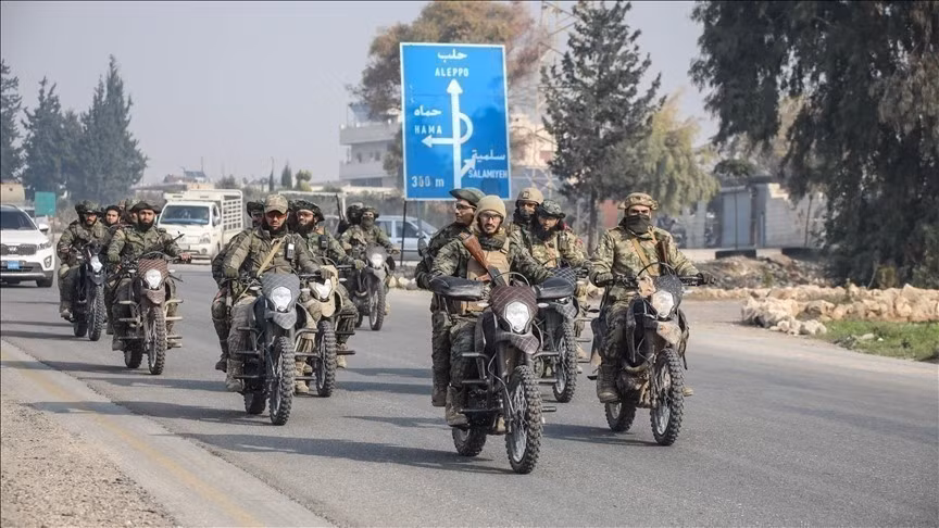 Sau nhiều ngày tấn công và chiếm giữ một số tỉnh, thành phố quan trọng của Syria, đến ngày 8/12/2024, các lực lượng đối lập ở Syria đã chiếm các kênh truyền hình nhà nước và kiểm soát thủ đô Damascus. Lệnh giới nghiêm tại thủ đô ngay sau đó đã được lực lượng đối lập ban bố. Ảnh: Lực lượng đối lập tại khu vực thành phố Homs, Syria. Ảnh: AA/TTXVN