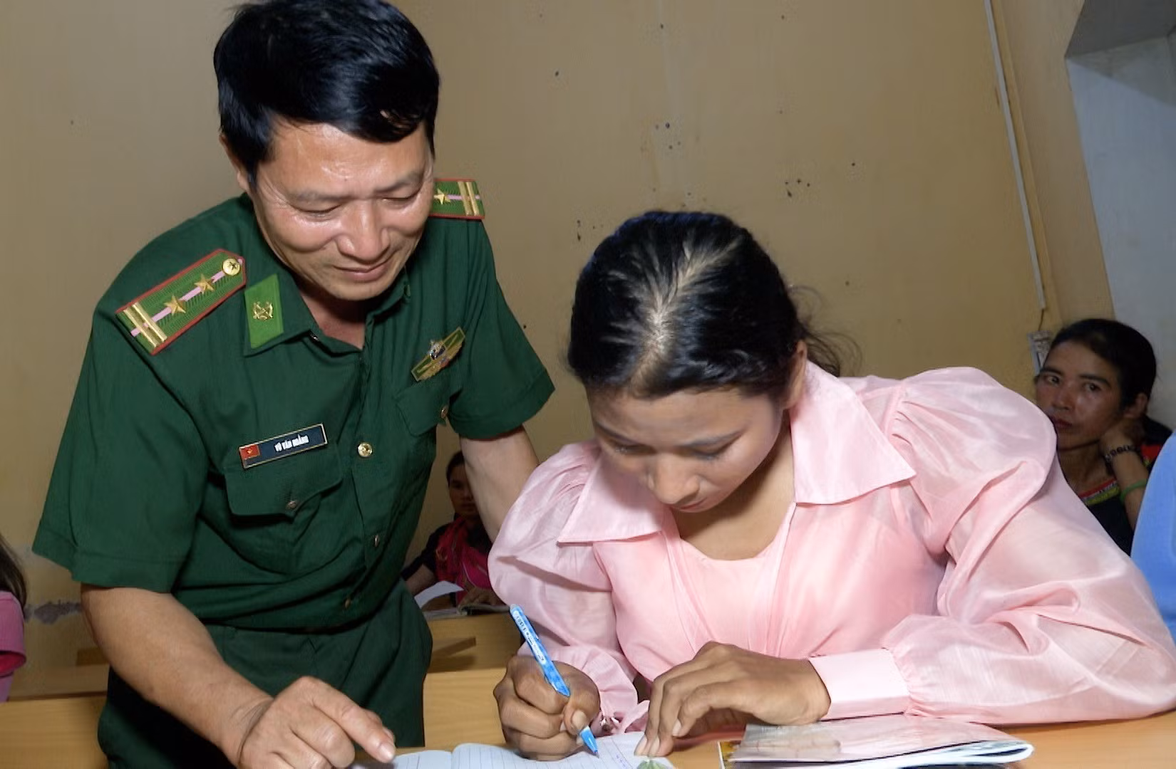 potal-lop-hoc-xoa-mu-chu-noi-ngoi-lang-khong-ten-o-gia-lai-7043297.jpg