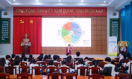 Shinhan Life Việt Nam hoàn thành chương trình hướng nghiệp S-Career 2026 cho học sinh THPT