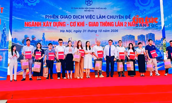 Trao hợp đồng cho lao động được ký tại phiên giao dịch việc làm.