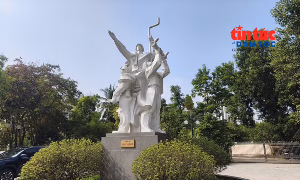 Tượng đài chiến sĩ Trường Sơn tại Bảo tàng Đường Hồ Chí Minh.